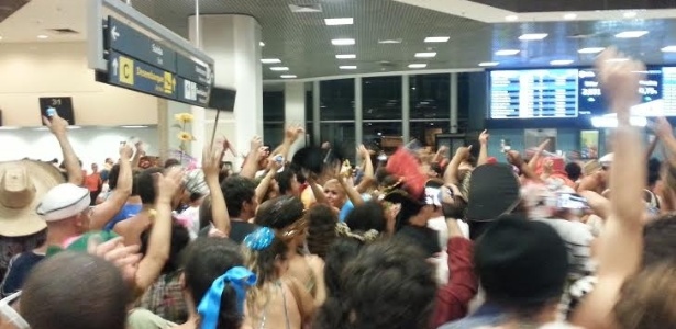 Foliões cantam marchinhas no saguão do aeroporto na segunda-feira de Carnaval - Kauê Menezes/Arquivo Pessoal
