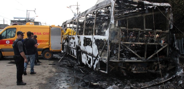 Ônibus que bateu e pegou fogo no Rio de Janeiro; acidente é investigado - José Lucena/Futura Press/Estadão Conteúdo