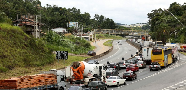 Trânsito na rodovia Fernão Dias (BR-381), na região de Atibaia (SP), na Quarta-feira de Cinzas - Luis Moura - 18.fev.2015/ Estadão Conteúdo