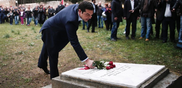 26.jan.2015 - O premiê grego, Alexis Tsipras, deixa flores em monumento em Kesariani, onde centenas membros da resistência foram executados pelas forças nazistas de ocupação durante a Segunda Guerra, em Atenas - Alkis Konstantinidis/Reuters