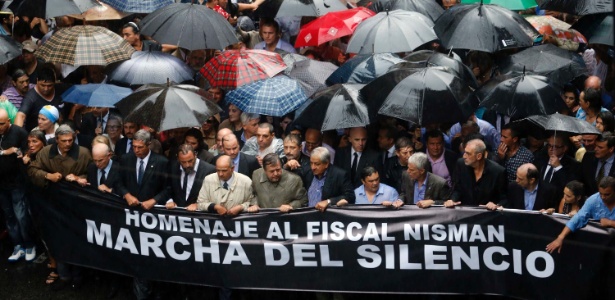 18.fev.2015 - Manifestantes seguram faixa onde se lê "Homenagem ao promotor Nisman. Marcha do silêncio" durante protesto para homenagear Alberto Nisman, em Buenos Aires - Enrique Marcarian/Reuters