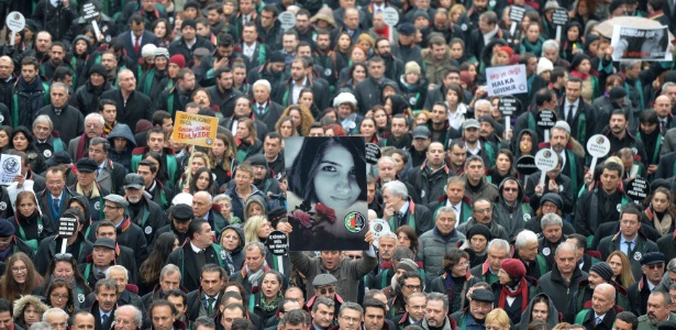 Morte de Ozgecan Aslan (foto do cartaz) motivou protestos na Turquia contra o abuso e a violência sexual sofrida por mulheres - Adem Altan/ AFP
