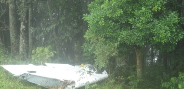 19.fev.2014 - Asa de avião de pequeno porte é vista em local de acidente aéreo que matou quatro pessoas - Divulgação/PM-MG