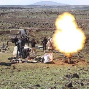 Combatentes rebeldes disparam um foguete contra as forças leais ao ditador da Síria, Bashar Assad, em fevereiro