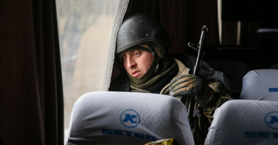 19.fev.2015 - Soldado ucraniano que participou de combates contra rebeldes separatistas no leste do país deixa a cidade de Debaltseve em ônibus