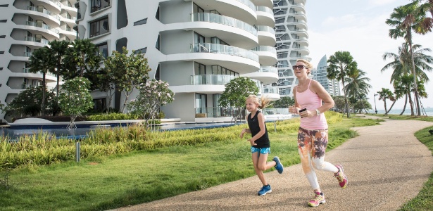 2.fev.2015 - Mulher e criança correm em área residencial de Sentosa Cove, em Cingapura - Edwin Koo/The New York Times