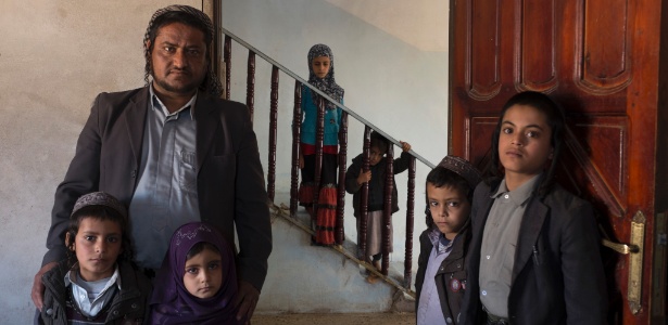 Abraham Jacob e seus filhos em Raida, onde poucos judeus ainda vivem no Iêmen - Tyler Hicks/The New York Times