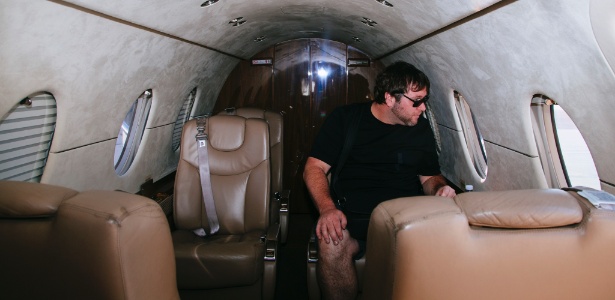 15.fev.2-15 - Aaron Smart, que frequentemente usa o service JetSmarter para viajar em jatos privados, olha pela janela de aeronave no aeroporto Bob Hope em Burbank, na Califórnia (EUA) - Kendrick Brinson/The New York Times
