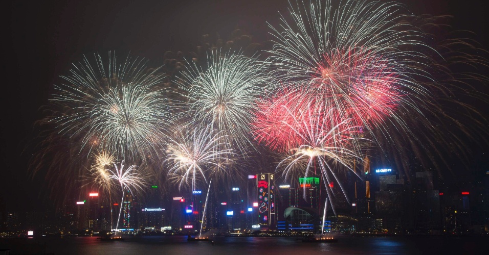 20.fev.2015 - Fogos de artifício celebram o Ano-Novo chinês, no Porto de Victoria, em Hong Kong, na China