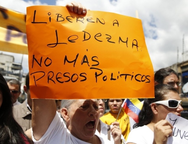 "Libertem Ledezma. Não mais presos políticos", diz o cartaz da venezuelana - Carlos Garcia Rawlins/Reuters