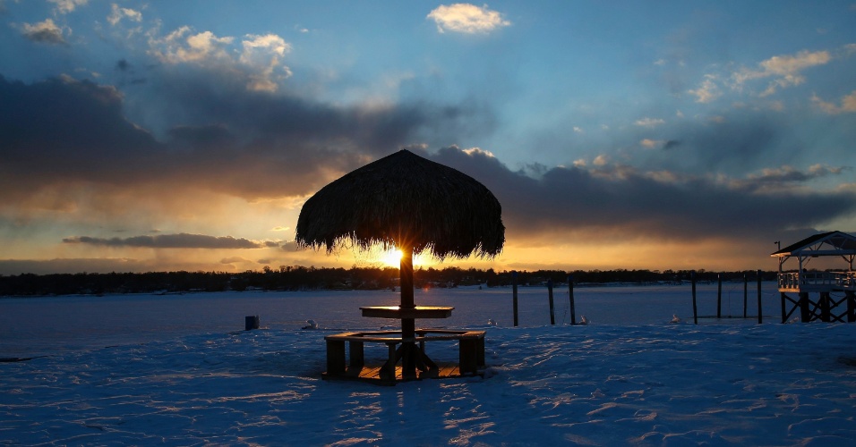 20.fev.2015 - Quiosque de praia fica coberto de neve após nevasca em Port Washington, Nova York, (EUA)