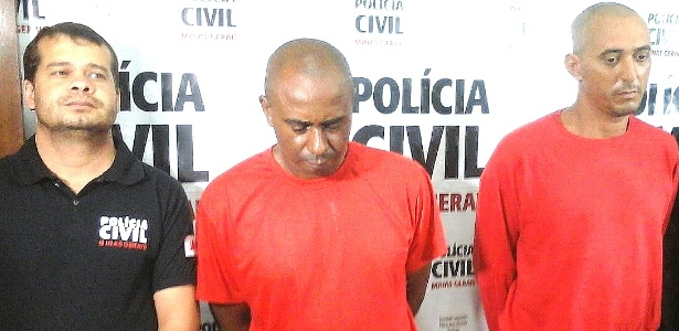 Matuzalém Ferreira Júnior (centro), 49,  e Antônio Moreira Pires (à dir.), conhecido como Pedrão, presos acusados de triplo homicídio - Joyce Rodrigues