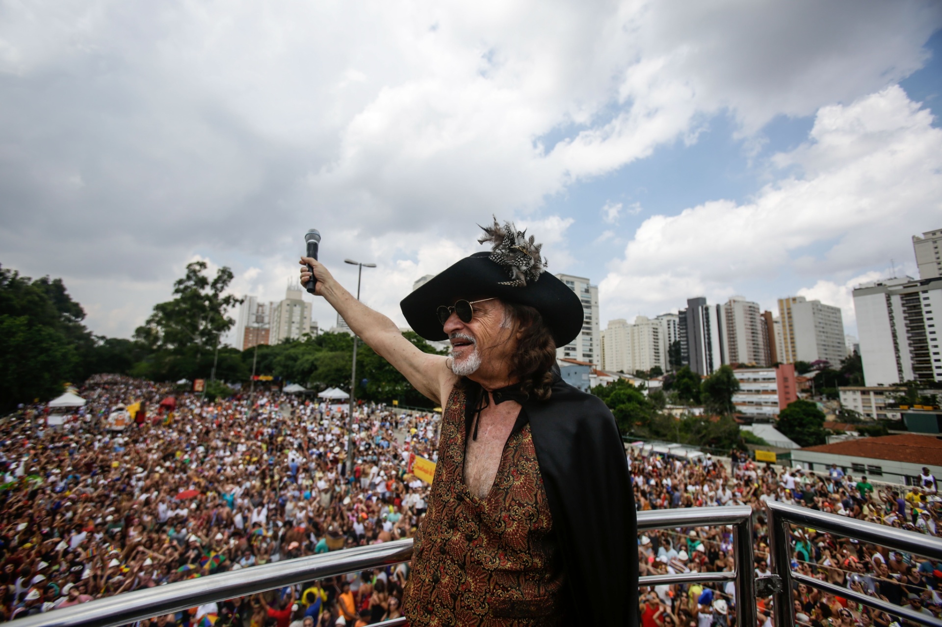 21.fev.2015 - Alceu Valença comanda o bloco Bicho Maluco Beleza diante de multidão na zona oeste de São Paulo. O cantor pernambucano é a principal atração do sábado pós-Carnaval na capital paulista - Gabriela Biló/Estadão Conteúdo
