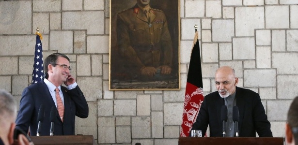 Estados Unidos e Afeganistão devem revisar o plano de retirada de tropas norte-americanas do país, disse neste sábado (21) em Cabul o secretário de Defesa americano, Ashton Carter (à esquerda) - Jonathan Ernst/AFP