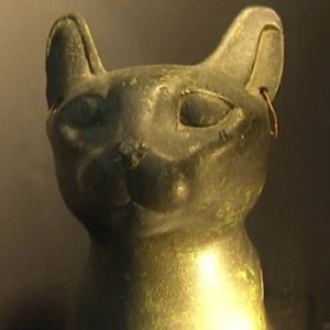 Estátua de bronze funcionava como "sarcófago" para múmia de gato - BBC