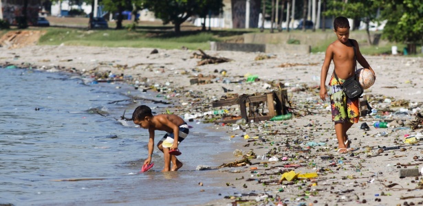 Crianças passeiam pela praia de São Bento, no Rio de Janeiro. A Baía de Guanabara, que deve abrigar as competições de vela dos Jogos Olímpicos de 2016, é afetada pela poluição, mau cheiro e a mortandade de peixes