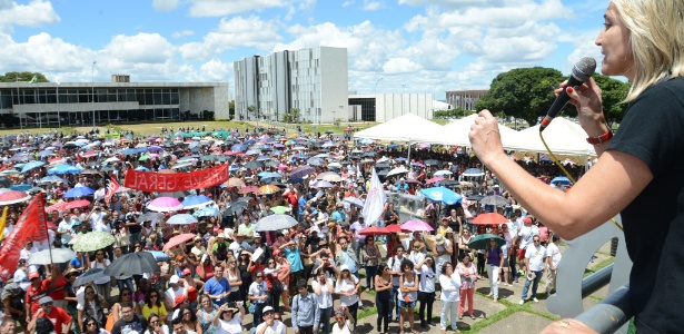 23.fev.2015 - Professores estaduais decidem entrar em greve no Distrito Federal  - Antonio Cruz/Agência Brasil