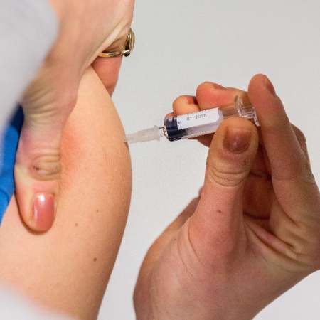 Enfermeira aplica vacina contra o sarampo  - Lukas Schulze/DAP/AFP