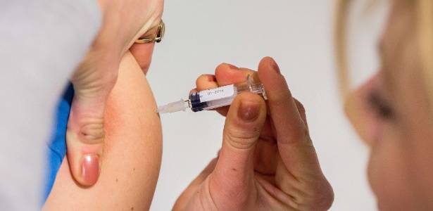 Enfermeira aplica vacina contra sarampo em adulto na Alemanha: o surto da doença é o pior dos últimos anos - Lukas Schulze/DAP/AFP