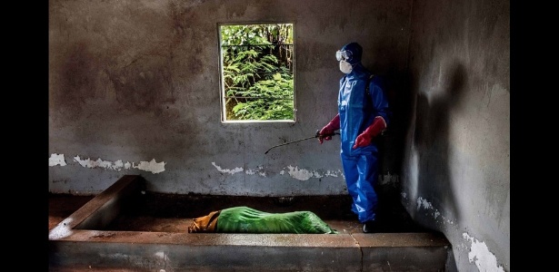O trabalho de médicos que combatem o Ebola em Serra Leoa e na Libéria foi retratado pelo fotógrafo Tommy Trenchard - BBC/Tommy Trenchard/Lensculture Exposure Awards 2014