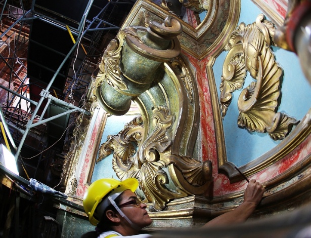 Restauradores trabalham em painéis de artistas coloniais na Igreja Matriz Nossa Senhora da Candelária em Itu - Jorge Araujo/Folhapress