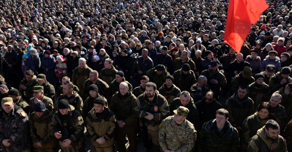 23.fev.2015 - Separatistas pró-russos se reúnem na Praça Lenin, em Donetsk, na autoproclamada República de Donetsk. Dia 23 é celebrado o Dia dos Defensores da Pátria, para homenagear aqueles que serviram às forças armadas, mas também conhecido como dia do homem