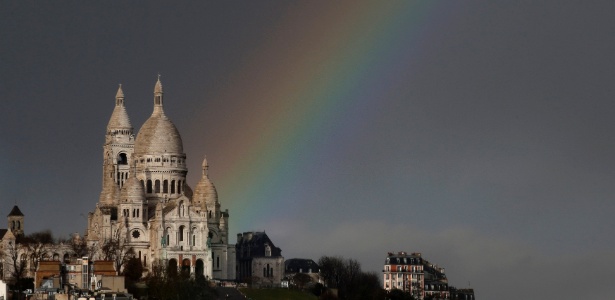 O arco-íris acontece justamente quando os raios do sol cruzam as gotas de chuva - Christian Hartmann/Reuters