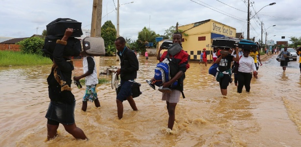 Haitianos deixam abrigo onde estavam acomodados após cheia atingir prédios de Brasileia, no Acre - Gleilson Miranda/Secom Acre