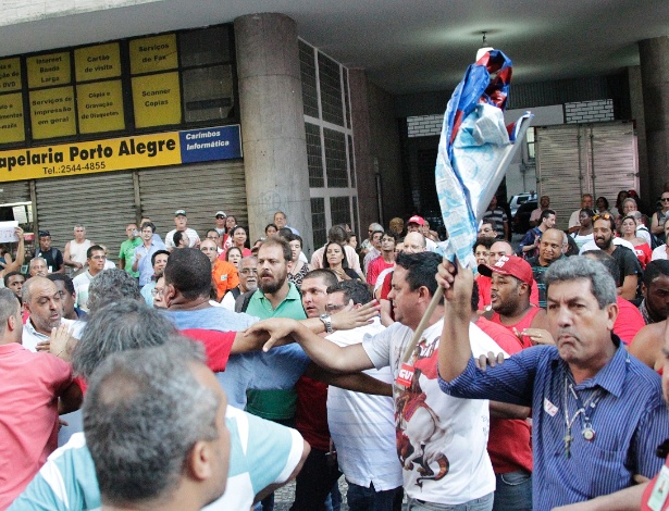 A manifestação aconteceu na tarde desta terça-feira (24) em frente à sede da ABI (Associação Brasileira de Imprensa), no centro do Rio - Paulo Campos/Estadão Conteúdo