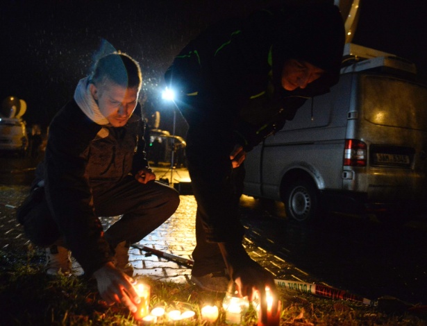 Moradores de Uhersky Brod acendem velas próximo ao restaurante para homenagear mortos - Radovan Stoklasa/Reuters