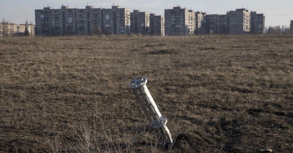24.fev.2015 - Munição fica presa no chão perto de apartamentos da cidade de Yenakiieve, na Ucrânia, na segunda-feira (23). O governo ucraniano acusou os rebeldes pró-Rússia de abrirem fogo contra aldeias no sudeste do país