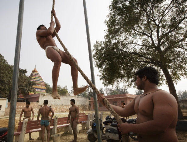 Homens de Fatehpur Beri fazem treinamento físico, mantendo as tradições do vilarejo - Kuni Takahashi/The New York Times