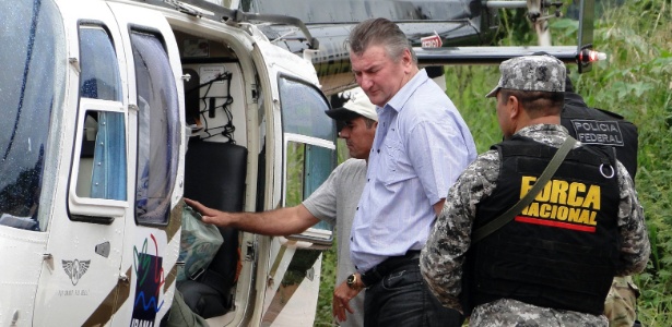 Ezequiel Antônio Castanha (centro), acusado de liderar uma quadrilha que desmatou milhares de quilômetros quadrados de floresta amazônica, é preso em operação conjunta do Ibama, da Polícia Federal e com apoio da Força de Segurança Nacional - Juliano Simionato/Folha Progresso/Reuters