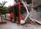 Ônibus invade estande após tentativa de assalto na zona leste de SP - Edison Temóteo/Futura Press/Estadão Conteúdo