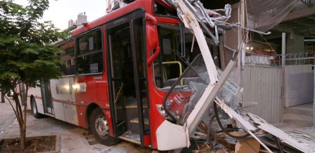 Criminosos provocam acidente de ônibus na zona leste de São Paulo - Edison Temóteo/Futura Press/Estadão Conteúdo