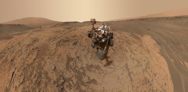 Sonda Curiosity coleta amostras do solo, em foto de 25 de fevereiro de 2015 - Nasa