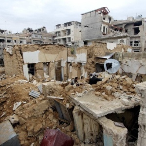 Moradores procuram por pertences em meio aos escombros em Damasco - Mohammed Badra/Reuters
