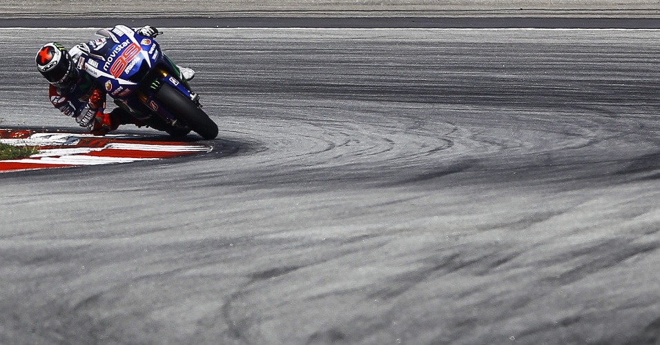 25.fev.2015 - Piloto espanhol de MotoGP Jorge Lorenzo, da Yamaha Movistar, durante testes de pré-temporada, no circuito de Sepang, em Kuala Lumpur, na Malásia