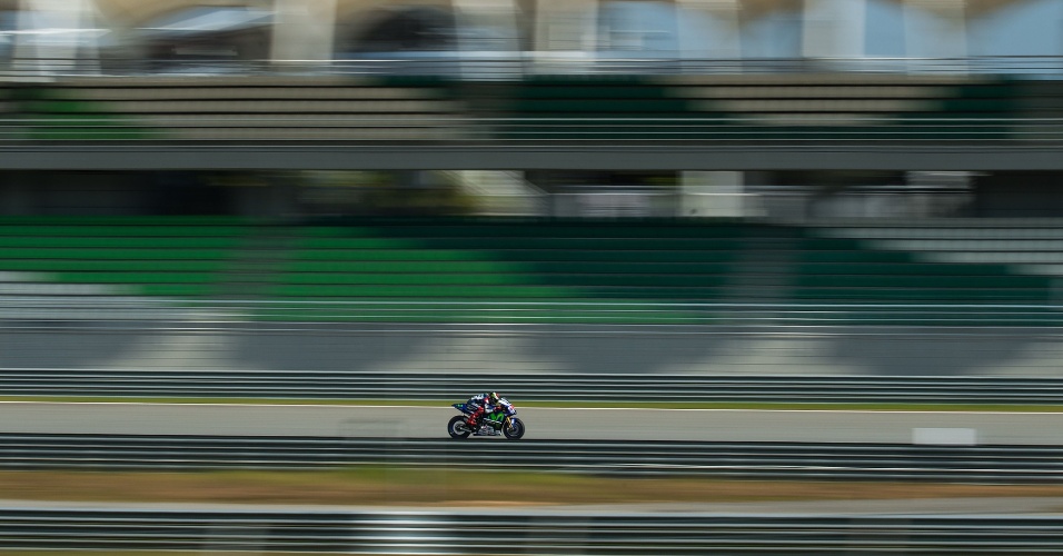 25.fev.2015 - Piloto Jorge Lorenzo, da Espanha, conduz sua motocicleta durante testes de MotoGP, no circuito de Sepang, em Kuala Lumpur, na Malásia