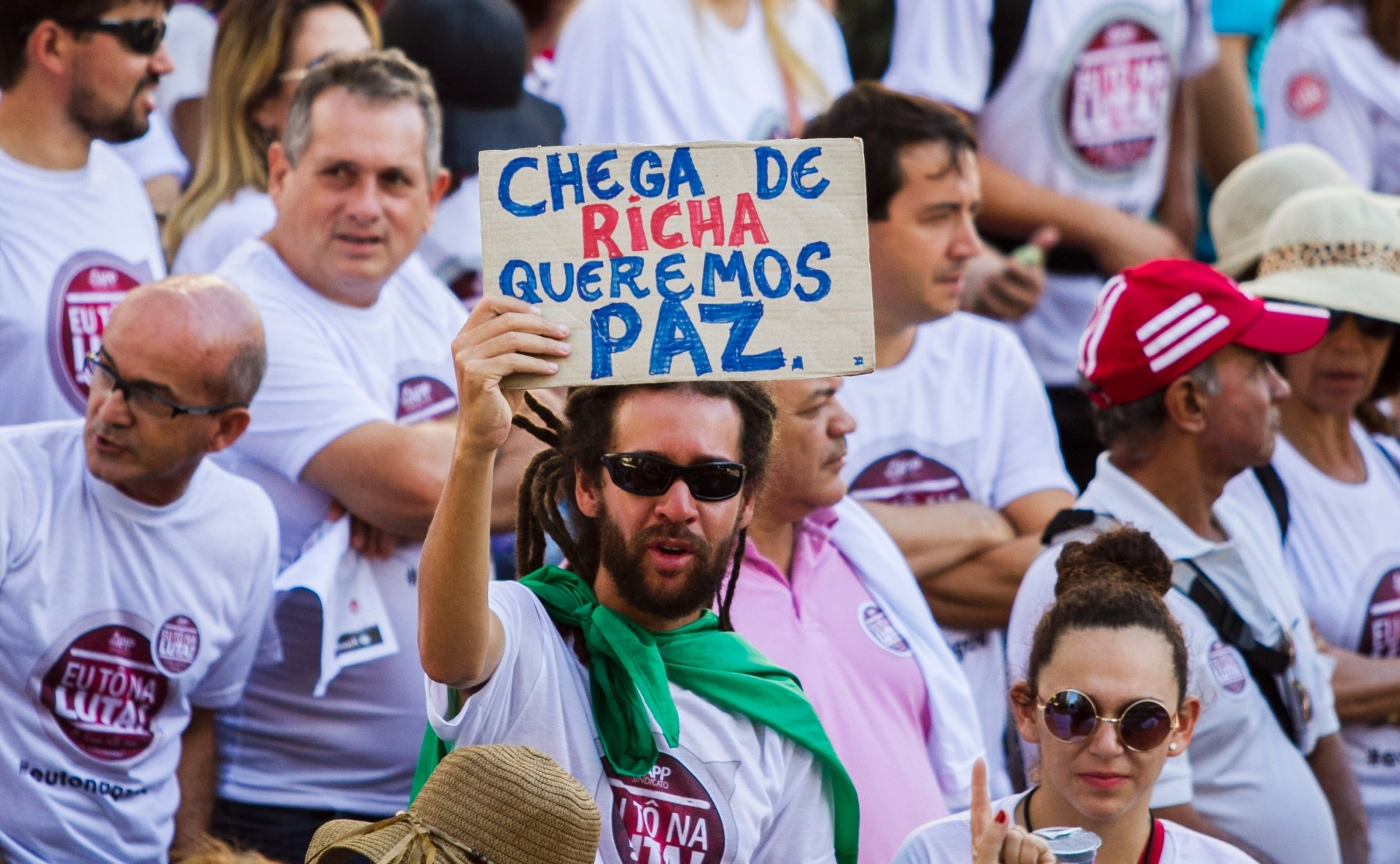 25.fev.2015 - Professores da rede estadual realizaram uma grande manifestação com marcha até o Centro Cívico, onde fica o Palácio do Governo do Paraná, em Curitiba. A data coincidiu com a terceira rodada de negociações com o governo estadual, no Palácio Iguaçu. A categoria é contra projeto, já aprovado, que autoriza o governador Beto Richa (PSDB) a usar recursos do fundo de pensão ParanaPrevidência como parte das medidas de austeridade e ajuste fiscal - Paulo Lisboa/Brazil Photo Press/Estadão Conteúdo