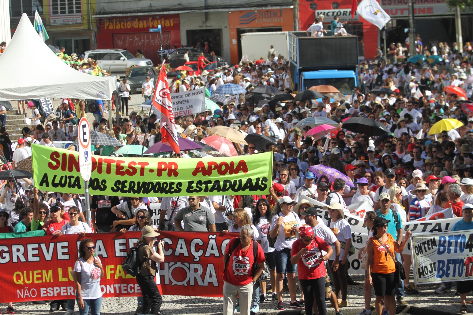 25.fev.2015 - Professores da rede estadual realizaram uma grande manifestação com marcha até o Centro Cívico, onde fica o Palácio do Governo do Paraná, em Curitiba. A data coincidiu com a terceira rodada de negociações com o governo estadual, no Palácio Iguaçu. - Franklin de Freitas/Estadão Conteúdo
