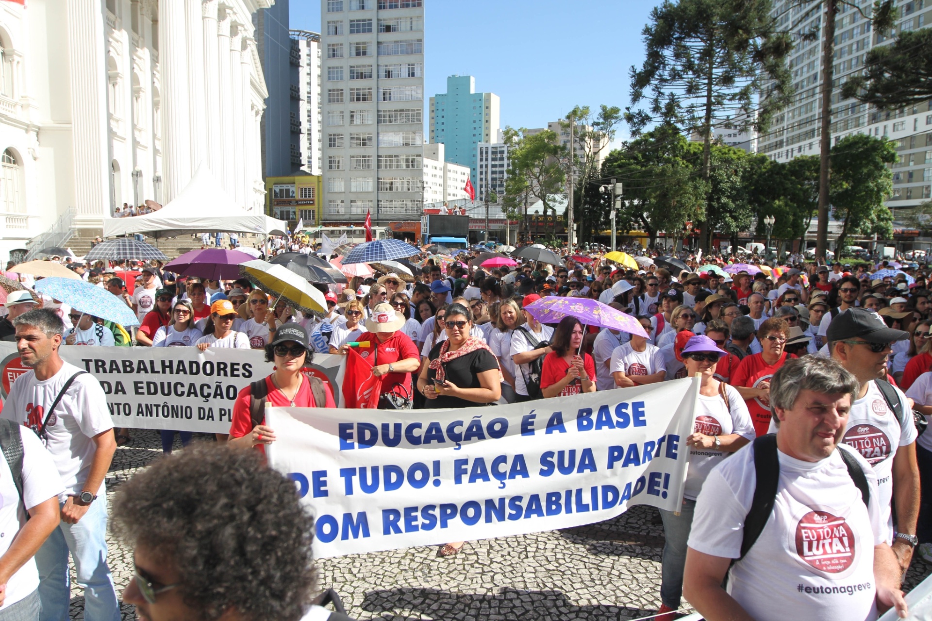 25.fev.2015 - Professores da rede estadual realizaram uma grande manifestação com marcha até o Centro Cívico, onde fica o Palácio do Governo do Paraná, em Curitiba. A data coincidiu com a terceira rodada de negociações com o governo estadual, no Palácio Iguaçu. A categoria é contra projeto, já aprovado, que autoriza o governador Beto Richa (PSDB) a usar recursos do fundo de pensão ParanaPrevidência como parte das medidas de austeridade e ajuste fiscal - Franklin de Freitas/Estadão Conteúdo