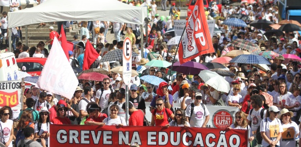25.fev.2015 - Em greve, professores da rede estadual realizam manifestação em Curitiba  - Franklin de Freitas/Estadão Conteúdo