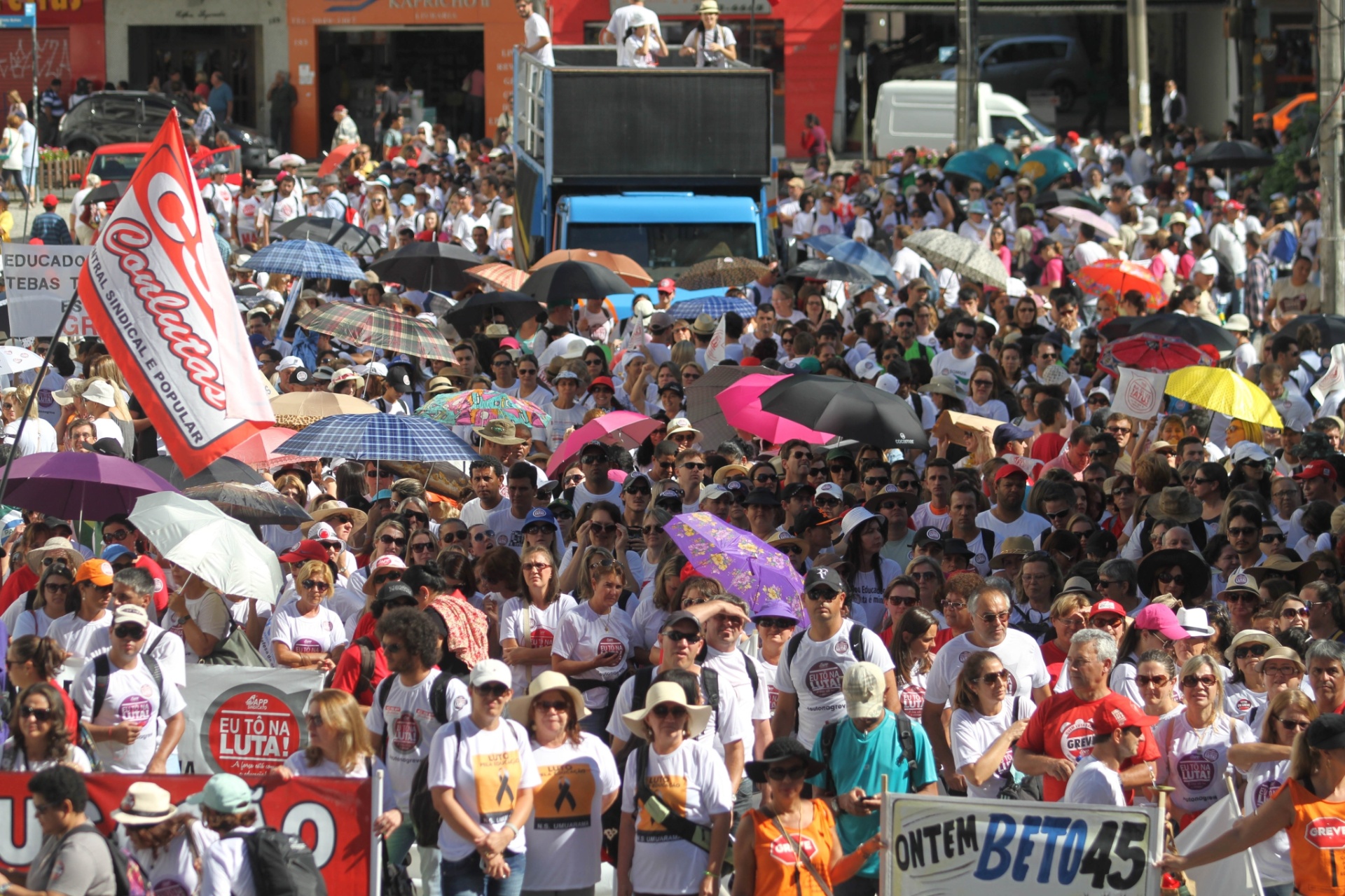 25.fev.2015 - Professores da rede estadual realizaram uma grande manifestação com marcha até o Centro Cívico, onde fica o Palácio do Governo do Paraná, em Curitiba. A data coincidiu com a terceira rodada de negociações com o governo estadual, no Palácio Iguaçu. A categoria é contra projeto, já aprovado, que autoriza o governador Beto Richa (PSDB) a usar recursos do fundo de pensão ParanaPrevidência como parte das medidas de austeridade e ajuste fiscal - Franklin de Freitas/Estadão Conteúdo