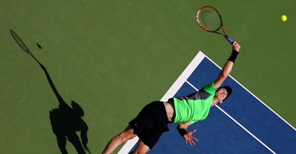 25.fev.2015 - Tenista Andy Murray, da Grã-Bretanha, saca em partida contra o português João Sousa, durante o ATP de Dubai, nos Emirados Árabes Unidos