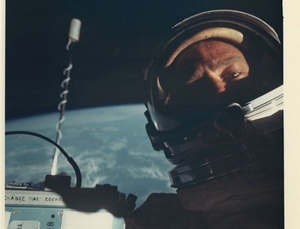 A "selfie" do astronauta Buzz Aldrin em 1966 faz parte de um lote de fotos históricas da conquista espacial que vão a leilão - NASA via Bloomsbury Auctions/The New York Times