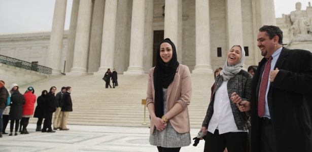 Samantha Elauf (centro, de véu preto) ao lado da mãe, Majda - Chip Somodevilla/Getty Images/AFP