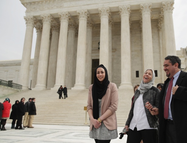 Samantha Elauf (centro) ao lado da mãe, Majda, deixa a Suprema Corte na última quarta - Chip Somodevilla/Getty Images/AFP