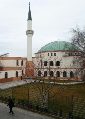 26.fev.2015 - Mulher passa por mesquita em Viena, capital da Áustria - Heinz-Peter Bader/Reuters