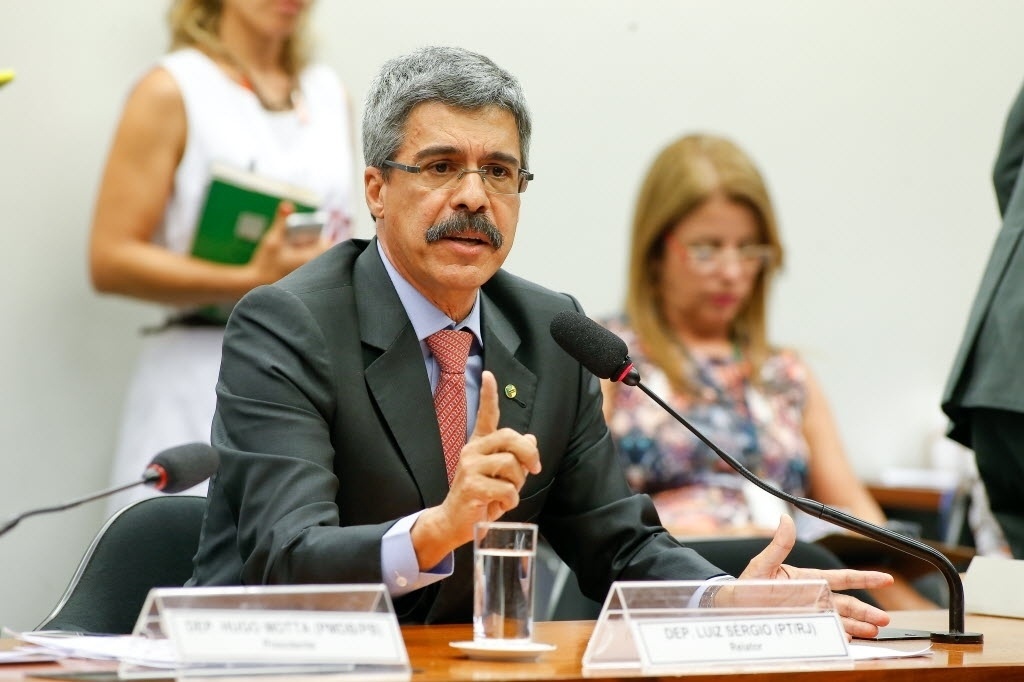 26.fev.2015 - O deputado Luiz Sérgio (PT-RJ) foi designado como novo relator da CPI (Comissão Parlamentar de Inquérito) da Petrobras instalada nesta quinta-feira (26) na Câmara dos Deputados. É o terceiro grupo criado no Congresso Nacional para investigar o tema em menos de um ano. O petista defendeu nesta quinta que as apurações sobre suspeitas de corrupção na estatal incluam o governo do ex-presidente Fernando Henrique Cardoso (PSDB) - Pedro Ladeira/Folhapress